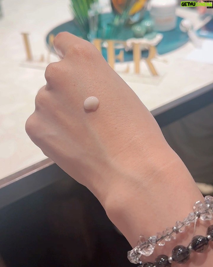 Ring Liao Instagram - 每次參加 @lamertaiwan 的活動都好興奮 除了一如既往的高質感 也總是帶給女人們最高規格的保養享受 這次推出全新產品「超維度緊緻拉提精萃」 全台只有限量1200瓶! 聽說VVIP就已經搶了1/3! 選用高活性活藻及玻尿酸的拉提發酵精華為基底 結合奇蹟活凝金萃,使活性成份更均勻分佈、完整吸收! 從底層注入飽滿水感,打造全方位精緻輪廓 運用《6維度定點拉提》使臉部回到青春V焦點✨ 當天試用的滑順感與吸收力真的很棒 很期待上臉30天後的效果 是不是連音波的錢都省了🥹 #LaMerLiftingFirmingSerum #MiracleBroth #LaMerLiftsMeUp #LaMerTaiwan #LaMer #海洋拉娜 #超維度緊緻拉提精萃 寒居酒店 Humble Boutique Hotel