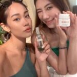 Ring Liao Instagram - 每次參加 @lamertaiwan 的活動都好興奮 除了一如既往的高質感 也總是帶給女人們最高規格的保養享受 這次推出全新產品「超維度緊緻拉提精萃」 全台只有限量1200瓶！ 聽說VVIP就已經搶了1/3！ 選用高活性活藻及玻尿酸的拉提發酵精華為基底 結合奇蹟活凝金萃,使活性成份更均勻分佈、完整吸收！ 從底層注入飽滿水感，打造全方位精緻輪廓 運用《6維度定點拉提》使臉部回到青春V焦點✨ 當天試用的滑順感與吸收力真的很棒 很期待上臉30天後的效果 是不是連音波的錢都省了🥹 #LaMerLiftingFirmingSerum #MiracleBroth #LaMerLiftsMeUp #LaMerTaiwan #LaMer #海洋拉娜 #超維度緊緻拉提精萃 寒居酒店 Humble Boutique Hotel