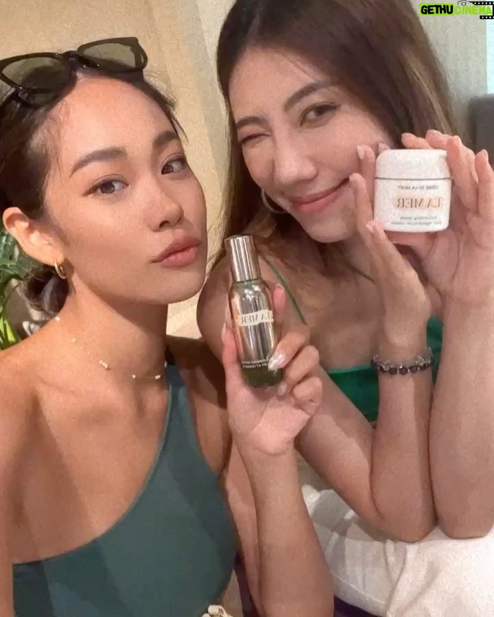 Ring Liao Instagram - 每次參加 @lamertaiwan 的活動都好興奮 除了一如既往的高質感 也總是帶給女人們最高規格的保養享受 這次推出全新產品「超維度緊緻拉提精萃」 全台只有限量1200瓶! 聽說VVIP就已經搶了1/3! 選用高活性活藻及玻尿酸的拉提發酵精華為基底 結合奇蹟活凝金萃,使活性成份更均勻分佈、完整吸收! 從底層注入飽滿水感,打造全方位精緻輪廓 運用《6維度定點拉提》使臉部回到青春V焦點✨ 當天試用的滑順感與吸收力真的很棒 很期待上臉30天後的效果 是不是連音波的錢都省了🥹 #LaMerLiftingFirmingSerum #MiracleBroth #LaMerLiftsMeUp #LaMerTaiwan #LaMer #海洋拉娜 #超維度緊緻拉提精萃 寒居酒店 Humble Boutique Hotel
