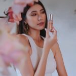 Ring Liao Instagram - 還記得活動那天是七夕 這種粉粉又橘橘的玫瑰真的好可愛餒😍 拿到這罐 #海洋膠原玫瑰微導精華 後,直接變成我的每日妝前保養 主打『修護保濕力』『肌膚嫩亮澎彈』 水水又保濕的質地真的好喜歡！ 今日 #OOTD 上身+下身 by @chennchenn ACC by @apmmonaco @apmgirls_asia #澎澎小瑰蜜 #72小時彈潤澎澎澎 #我的瑰蜜保養時光 #海洋膠原玫瑰三部曲 #ELEMISTW
