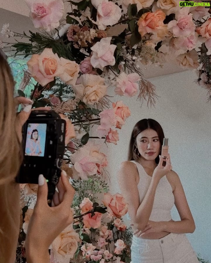 Ring Liao Instagram - 還記得活動那天是七夕 這種粉粉又橘橘的玫瑰真的好可愛餒😍 拿到這罐 #海洋膠原玫瑰微導精華 後,直接變成我的每日妝前保養 主打『修護保濕力』『肌膚嫩亮澎彈』 水水又保濕的質地真的好喜歡! 今日 #OOTD 上身+下身 by @chennchenn ACC by @apmmonaco @apmgirls_asia #澎澎小瑰蜜 #72小時彈潤澎澎澎 #我的瑰蜜保養時光 #海洋膠原玫瑰三部曲 #ELEMISTW