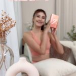 Ring Liao Instagram - 這組照片拍起來,差點以為自己是代言人😆 身邊真的有好多朋友深受排便不順的困擾！ 如果長期累積太多的毒素在體內， 除了容易造成皮膚出狀況， 也容易會有結石或是引發其他疾病的可能 定期補充好菌是一個方法 也可以試試有48張專利的 #未來健康絕世好凍 青蘋果口味的果凍，適口性佳 添加專利藤黃果，打造美麗身姿 另添加美妍成分： 專利燕窩和玫瑰花瓣，一併擁有水嫩好氣色！ 🍴食用方式： 建議在飯前或飯後食用 依個人體質大約6-10小時後有感 同系列還有 #絕世好菌 每包1800億株菌，補充好菌、調整體質 腸道保健外，調節免疫功能、提升保護力！ #絕世好美 日本原廠專利授權足量賽洛美， 結合膠原蛋白吸收更完整！ @future.h2023 #FUTURE.H #絕世好菌 #絕世好凍 #絕世好美
