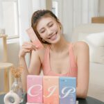 Ring Liao Instagram - 這組照片拍起來,差點以為自己是代言人😆 身邊真的有好多朋友深受排便不順的困擾！ 如果長期累積太多的毒素在體內， 除了容易造成皮膚出狀況， 也容易會有結石或是引發其他疾病的可能 定期補充好菌是一個方法 也可以試試有48張專利的 #未來健康絕世好凍 青蘋果口味的果凍，適口性佳 添加專利藤黃果，打造美麗身姿 另添加美妍成分： 專利燕窩和玫瑰花瓣，一併擁有水嫩好氣色！ 🍴食用方式： 建議在飯前或飯後食用 依個人體質大約6-10小時後有感 同系列還有 #絕世好菌 每包1800億株菌，補充好菌、調整體質 腸道保健外，調節免疫功能、提升保護力！ #絕世好美 日本原廠專利授權足量賽洛美， 結合膠原蛋白吸收更完整！ @future.h2023 #FUTURE.H #絕世好菌 #絕世好凍 #絕世好美