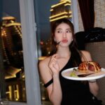 Ring Liao Instagram - Happy Valentine’s Day💘 寶寶們～七夕情人節快樂～～ 第一次收到99朵玫瑰花花🌹 眼眶直接有點微泛淚⋯,原來是這種感覺🥹 瞬間成為世界上最幸福的人😍😍😍 （好啦不兇你一個禮拜啦） Lawry's The Prime Rib Taipei