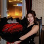 Ring Liao Instagram - Happy Valentine’s Day💘 寶寶們～七夕情人節快樂～～ 第一次收到99朵玫瑰花花🌹 眼眶直接有點微泛淚⋯,原來是這種感覺🥹 瞬間成為世界上最幸福的人😍😍😍 （好啦不兇你一個禮拜啦） Lawry's The Prime Rib Taipei