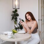 Ring Liao Instagram - . 現在可以去咖啡店耍網美的日子越來越少 每一次都格外珍惜💛 這家餐點好讚！ 唯一缺點 店家會有種趕人的感覺🥹 一直收盤子杯子提醒時間阿捏 讓人很緊張餒!!! 但是餐點真的好吃 所以我下次還是會來哈哈哈 👗OOTD: @chennchenn 上身: BraTop是厚墊（小胸友善） 下身: 舒適牛仔丹寧小開衩白褲 我174 很少可以找到高腰又落地的褲子 最近真的超愛 @chennchenn 衣服太讚了！ 💇🏻‍♀️Hair: @redcorner_hair 最喜歡褪色後的手刷挑染 隨便綁個低丸子層次感就很明顯！ 髮質也還是一樣好好的 我設計師 @dary_shih 真的很強 每每都達成我想要的樣子🥰 Sugar Pea