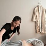 Ring Liao Instagram - 你們會有每個月生理期來不適的問題嗎？ 我除了有經前症候群（頭痛、腰酸、水腫） 在經期的前三天也會特別不舒服，疲勞感非常嚴重 甚至有時候需要靠止痛藥才能好好工作🥲 最近看到東方暖宮這個課程, 特別針對女生的子宮去做調理 身邊的朋友每個做完都說真的改善很多經期上的不適 我立刻找 @chu__mei 預約！ 原本以為是去睡覺的 結果根本是超深層的肌肉按摩！ 還有手技淋巴循環！ 我平常太容易胃脹氣了 按到腹部的時候整個肚子一直咕嚕咕嚕叫！ 而且療程結束回家後,我直接上了兩次廁所 覺得體內的宿便也一起排乾淨了😳 除了調理子宮，連腸道都一起調理了Super amazing! 好期待這次生理期來的感受 這絕對是女生必須投資保養的課程 ☄️東方元氣暖宮流程 60分鐘/堂 原價3800 💰體驗1800 ——頌缽共振聲波導進全身七脈輪調和，進行深度淨化 ——溫熱的纏蠶絲瑪瑙調理腰部、臀部、腿部緊繃肌肉 ——專業手技開膻中穴點，理氣、寬胸 ——運用腹燭將體內濕氣排出 預約請私 @lalu_beau 原渥VIP SPA