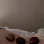 Ring Liao Instagram - 你們會有每個月生理期來不適的問題嗎？ 我除了有經前症候群（頭痛、腰酸、水腫） 在經期的前三天也會特別不舒服，疲勞感非常嚴重 甚至有時候需要靠止痛藥才能好好工作🥲 最近看到東方暖宮這個課程, 特別針對女生的子宮去做調理 身邊的朋友每個做完都說真的改善很多經期上的不適 我立刻找 @chu__mei 預約！ 原本以為是去睡覺的 結果根本是超深層的肌肉按摩！ 還有手技淋巴循環！ 我平常太容易胃脹氣了 按到腹部的時候整個肚子一直咕嚕咕嚕叫！ 而且療程結束回家後,我直接上了兩次廁所 覺得體內的宿便也一起排乾淨了😳 除了調理子宮，連腸道都一起調理了Super amazing! 好期待這次生理期來的感受 這絕對是女生必須投資保養的課程 ☄️東方元氣暖宮流程 60分鐘/堂 原價3800 💰體驗1800 ——頌缽共振聲波導進全身七脈輪調和，進行深度淨化 ——溫熱的纏蠶絲瑪瑙調理腰部、臀部、腿部緊繃肌肉 ——專業手技開膻中穴點，理氣、寬胸 ——運用腹燭將體內濕氣排出 預約請私 @lalu_beau 原渥VIP SPA