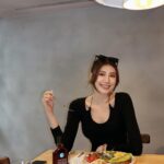 Ring Liao Instagram - 當不了美食博主的原因： 食物還沒介紹完就先被我吃完光了😋 這家早午餐真的好愛!!! 必點酪梨跟薯絲🥑🥔 OOTD: @wave_shine #未來感挖背bra上衣 我穿S #內斜切線顯瘦牛仔長褲 我穿M #SEXYSPACE性感太空 #WaveShine #美波第一品牌 謝謝 @hellohani0512 波波的友情賞臉 雖然她到後面真的好累累了🐶😴 The Antipodean Fujin