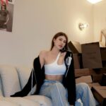 Ring Liao Instagram - 正式進入可以穿外套的季節了🤤🍂 這種挖來挖去的衣服, 啥都不用想1秒就會進我的購物車！ OOTD: all by @yuyu_active Human Haus