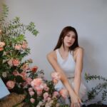 Ring Liao Instagram - 還記得活動那天是七夕 這種粉粉又橘橘的玫瑰真的好可愛餒😍 拿到這罐 #海洋膠原玫瑰微導精華 後,直接變成我的每日妝前保養 主打『修護保濕力』『肌膚嫩亮澎彈』 水水又保濕的質地真的好喜歡！ 今日 #OOTD 上身+下身 by @chennchenn ACC by @apmmonaco @apmgirls_asia #澎澎小瑰蜜 #72小時彈潤澎澎澎 #我的瑰蜜保養時光 #海洋膠原玫瑰三部曲 #ELEMISTW