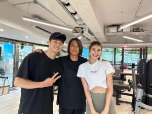 Ring Liao Instagram - 一個成就解鎖的感覺！！
從電梯開門時還以為是參觀場地的客人,
介紹完環境後聽到老師說他是韓哥我才回過神嚇到！
謝謝我老師姆棍特別推薦我們的場地
也謝謝韓哥選擇在WEEE Fitness練習格鬥！
能夠被這麼有影響力的巨星喜歡認同,
真的滿懷感恩,也讓我更有使命感要讓這間工作室越來越好！
一定會讓每個客人來這裡都練的舒服開心😊
@weeefitness