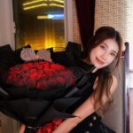 Ring Liao Instagram - Happy Valentine’s Day💘 寶寶們～七夕情人節快樂～～ 第一次收到99朵玫瑰花花🌹 眼眶直接有點微泛淚⋯,原來是這種感覺🥹 瞬間成為世界上最幸福的人😍😍😍 （好啦不兇你一個禮拜啦） Lawry's The Prime Rib Taipei
