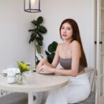 Ring Liao Instagram - . 現在可以去咖啡店耍網美的日子越來越少 每一次都格外珍惜💛 這家餐點好讚！ 唯一缺點 店家會有種趕人的感覺🥹 一直收盤子杯子提醒時間阿捏 讓人很緊張餒!!! 但是餐點真的好吃 所以我下次還是會來哈哈哈 👗OOTD: @chennchenn 上身: BraTop是厚墊（小胸友善） 下身: 舒適牛仔丹寧小開衩白褲 我174 很少可以找到高腰又落地的褲子 最近真的超愛 @chennchenn 衣服太讚了！ 💇🏻‍♀️Hair: @redcorner_hair 最喜歡褪色後的手刷挑染 隨便綁個低丸子層次感就很明顯！ 髮質也還是一樣好好的 我設計師 @dary_shih 真的很強 每每都達成我想要的樣子🥰 Sugar Pea