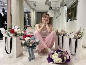 Ring Liao Instagram - 𝟸𝟶𝟸𝟷/𝟷𝟷/𝟶𝟼 𝚂𝚊𝚝.
這天真的好開心!
我們一定要記著我們手牽著手一路走到了這裡
從一開始的想法計畫
到中間的磨合爭吵
到最後的開懷大笑
我們都挺過來了💪🏻
現在正是挑戰的開始!

這陣子真的陪著Jerry忙壞了
我們應該吵了不下30次架吧:)
謝謝所有支持的親朋好友
不管是訊息或是到場或是關心甚至是贊助
都讓我們滿懷感激🙏🏻一定會繼續努力!!
大家可以看一下我們開幕的衣服都超皺,
睡覺的時間都沒有了還燙衣服啊🤣

真的很感動一間小寶寶的誕生
希望每個來的人都跟我們一樣喜歡WEEE❤️❤️❤️