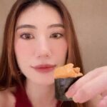 Ring Liao Instagram – 紅紅火火的新年
必須穿新衣吃好料揭開序幕🥰
希望新的一年都可以像今天這樣～每天都是幸福日！

平常不穿紅色的我
大過年的必須要應景一下🧨
上身是 @wave_shine 的刷毛Bra Top
好喜歡這種摸起來像熊寶寶的材質
看了就很欠抱有沒有😆

外搭的麂皮刷毛背心也是他們家的～
黑紅配絕對不會錯，又美又颯！
過年怕穿紅色太老氣的,可以像我這樣搭唷！

#WaveShine
#美波第一品牌
#美波神器
#讓美麗變簡單 鮨佐樂 Omakase