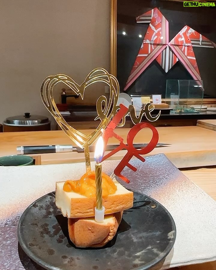 Ring Liao Instagram - 紅紅火火的新年 必須穿新衣吃好料揭開序幕🥰 希望新的一年都可以像今天這樣～每天都是幸福日！ 平常不穿紅色的我 大過年的必須要應景一下🧨 上身是 @wave_shine 的刷毛Bra Top 好喜歡這種摸起來像熊寶寶的材質 看了就很欠抱有沒有😆 外搭的麂皮刷毛背心也是他們家的～ 黑紅配絕對不會錯，又美又颯！ 過年怕穿紅色太老氣的,可以像我這樣搭唷！ #WaveShine #美波第一品牌 #美波神器 #讓美麗變簡單 鮨佐樂 Omakase