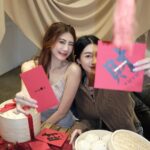 Ring Liao Instagram – 今年的過年怎麼來的這麼快！！
我還沒時間大掃除🫣房間跟炸掉一樣⋯

跟我一樣來不及買新衣的朋朋們：
🧧YUYU線上換季折扣「恭喜發財 紅包拿來」
最高超值𝟓折起，全館還免運🛒
我們身上的都是 @yuyu_active 
最喜歡套裝啦 出門都不用想怎麼搭配😁