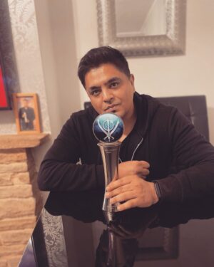 Rishi Rich Instagram - In 2020 The Sikh Awards honored me with the "Sikh in Entertainment Award ' unfortunately due to COVID restrictions I could not attend. Finally I have it my hands, thank you my brothers @muneerofficial_ & @mentorbeats @thesikhawards 💙🤍. ( 📸 by @harjit22kaur / Mum ) 😊