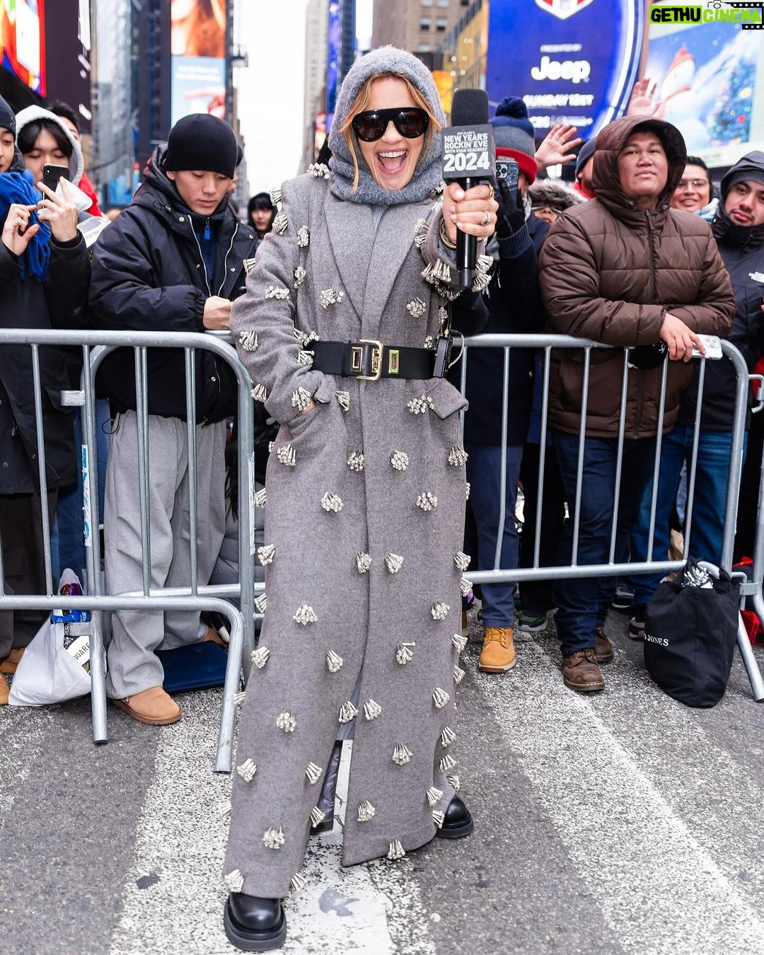Rita Ora Instagram - Rehearsals done! And next time you see us @ryanseacrest and I will be live in Times Square! Donโt miss it! Live on @abcnetwork ๐๐ฎโจโค๏ธ๐ ๐ธ: @thestewartofny Times Square, New York City