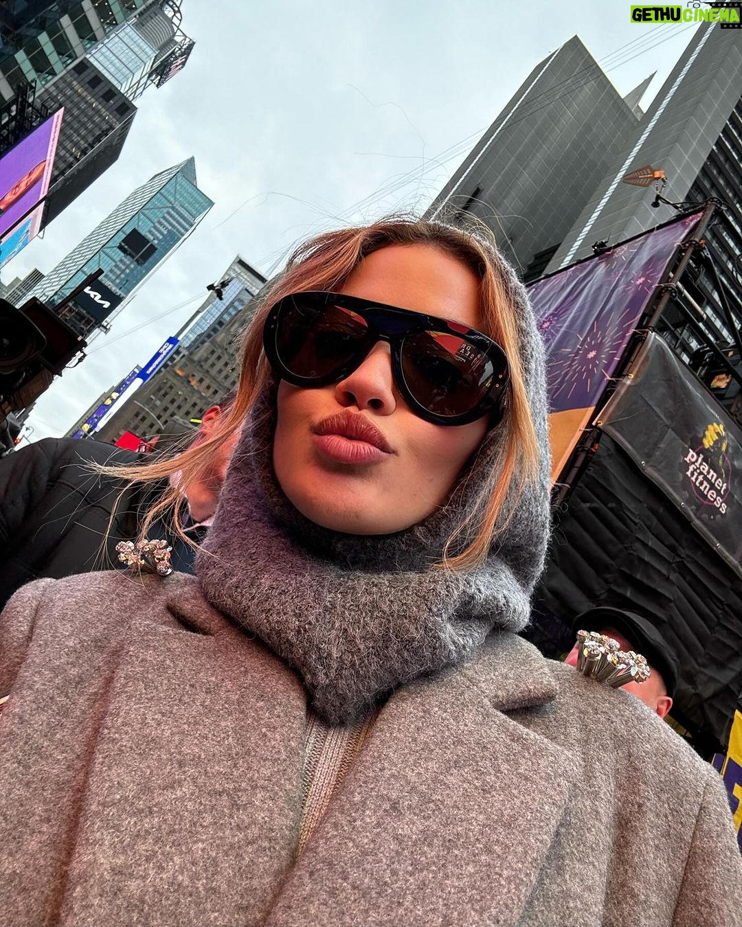 Rita Ora Instagram - Rehearsals done! And next time you see us @ryanseacrest and I will be live in Times Square! Donโt miss it! Live on @abcnetwork ๐๐ฎโจโค๏ธ๐ ๐ธ: @thestewartofny Times Square, New York City