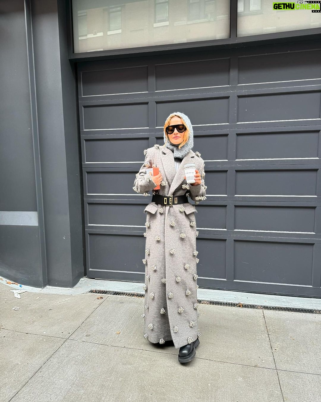 Rita Ora Instagram - Rehearsals done! And next time you see us @ryanseacrest and I will be live in Times Square! Donโt miss it! Live on @abcnetwork ๐๐ฎโจโค๏ธ๐ ๐ธ: @thestewartofny Times Square, New York City