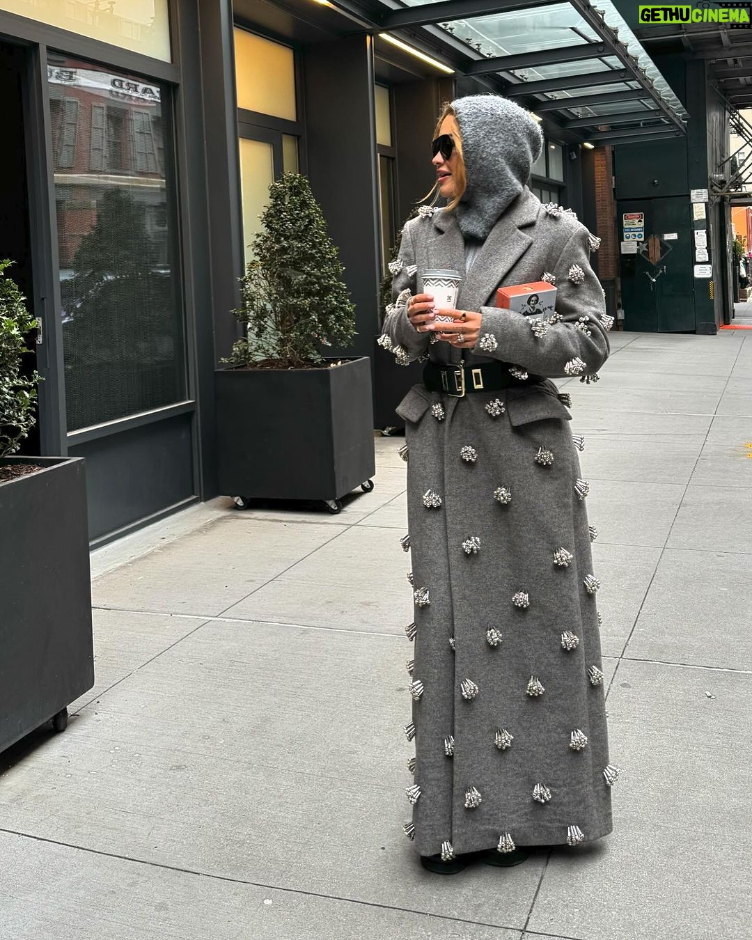 Rita Ora Instagram - Rehearsals done! And next time you see us @ryanseacrest and I will be live in Times Square! Donโt miss it! Live on @abcnetwork ๐๐ฎโจโค๏ธ๐ ๐ธ: @thestewartofny Times Square, New York City