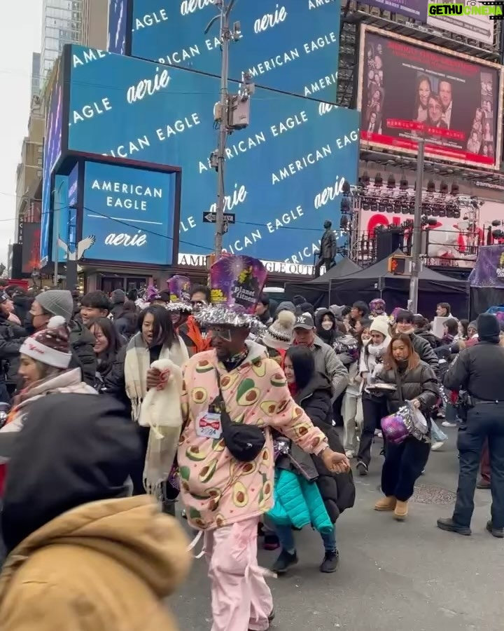 Rita Ora Instagram - Rehearsals done! And next time you see us @ryanseacrest and I will be live in Times Square! Donโt miss it! Live on @abcnetwork ๐๐ฎโจโค๏ธ๐ ๐ธ: @thestewartofny Times Square, New York City