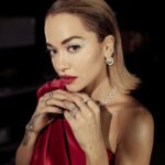 Rita Ora Instagram – Hope everyone is having a beaaaautiful Christmas!! ❤️🎄🧑‍🎄🎁 Gather the fam, grab a hot chocolate and let’s celebrate together with the Christmas Special of @maskedsingeruk tonight at 7:30pm on ITV1! 🥰