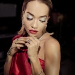 Rita Ora Instagram – Hope everyone is having a beaaaautiful Christmas!! ❤️🎄🧑‍🎄🎁 Gather the fam, grab a hot chocolate and let’s celebrate together with the Christmas Special of @maskedsingeruk tonight at 7:30pm on ITV1! 🥰