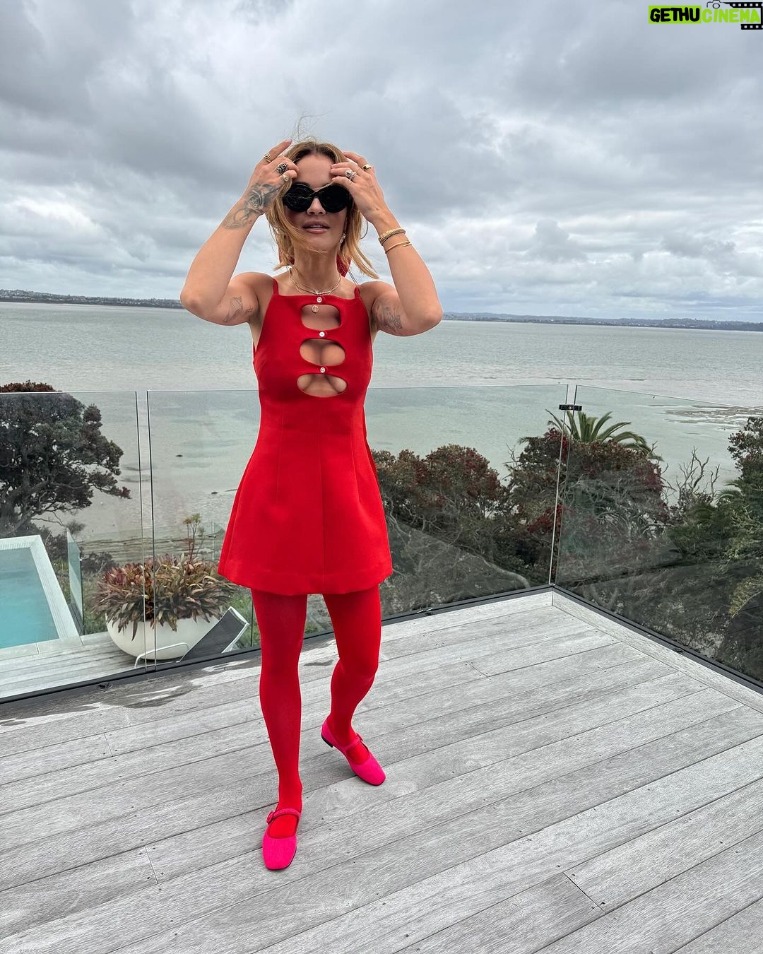 Rita Ora Instagram - Merry Xmas 🎄 love and happiness to you all! Here’s to 2024! ❤️🎄🥰❤️❤️❤️❤️❤️