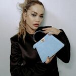 Rita Ora Instagram – Did somebody call for an ICON? Celebrating @fendi today with the launch of the beautiful new Peekaboo bag! #FendiPeekaboo #Fendi #Ad

📸 @ronanpark