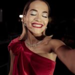 Rita Ora Instagram – Hope everyone is having a beaaaautiful Christmas!! ❤️🎄🧑‍🎄🎁 Gather the fam, grab a hot chocolate and let’s celebrate together with the Christmas Special of @maskedsingeruk tonight at 7:30pm on ITV1! 🥰