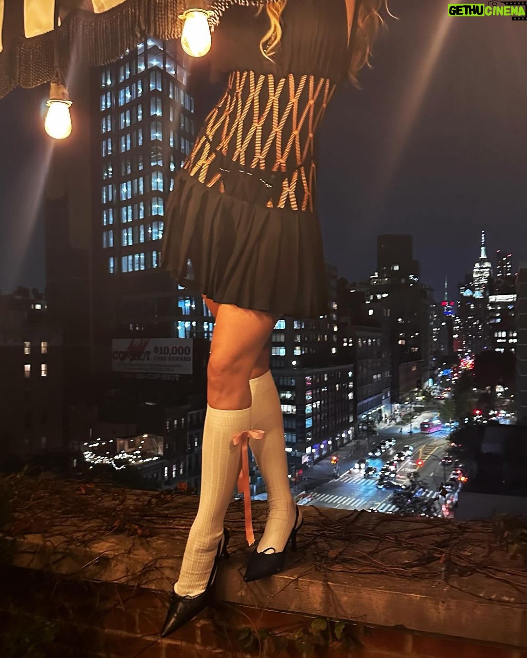 Rita Ora Instagram - Nobody was hurt during the taking of this photo so save it. Also I love NYC ❤️🥹 New York, New York