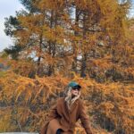 Rita Ora Instagram - I had THE MOST incredible time in Scotland!! Matched my outfit to the trees, obviously 💁🏼‍♀️🧡✨ I'll be back sooooon! We both loved exploring and living the Shrek fantasy❤️ Feeling refreshed and recharged 💆‍♀️😌💕