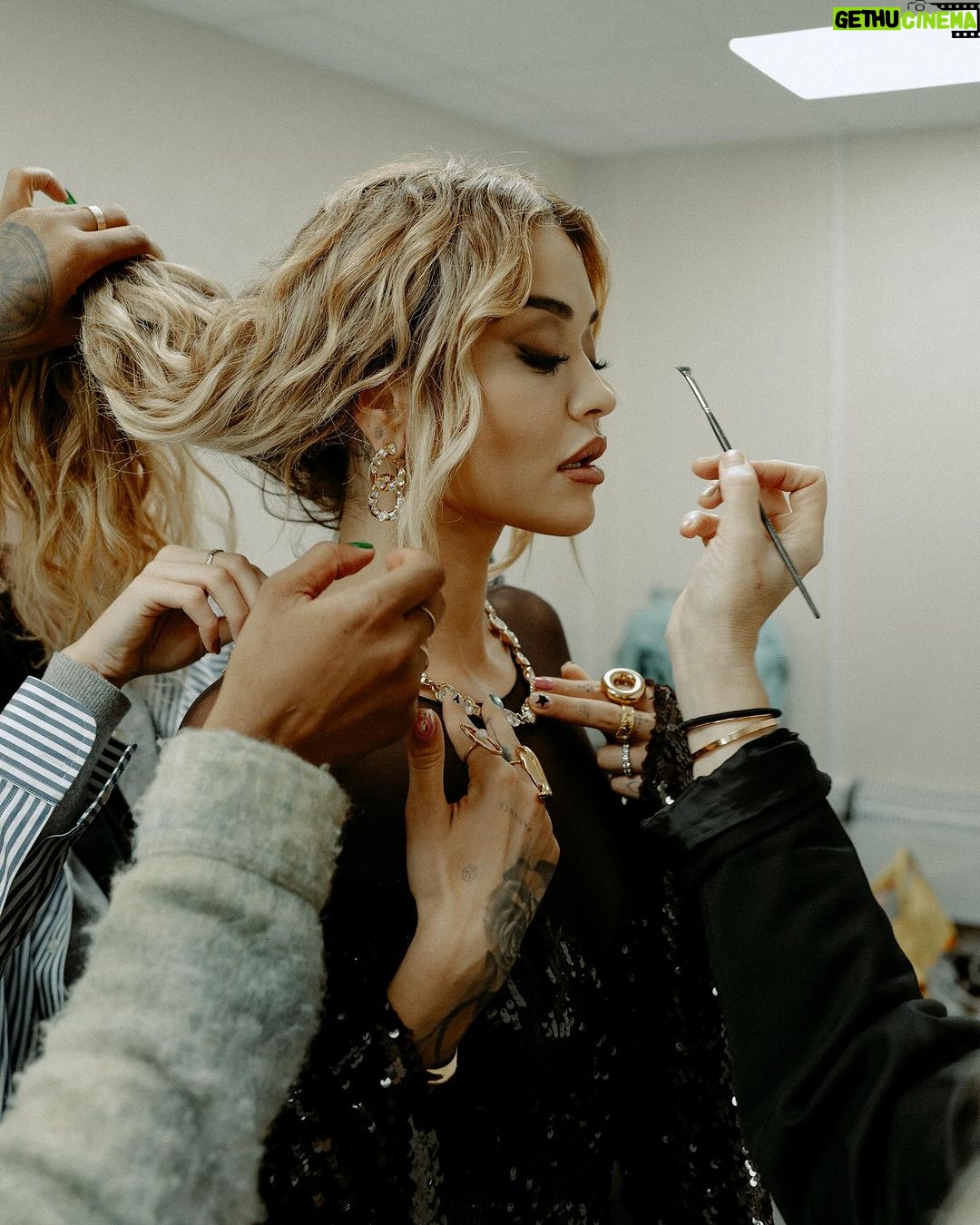 Rita Ora Instagram - WHO’S THAT BEHIND THE MASK?! 👀🤫 What a final full of surprises on @maskedsingeruk tonight!!! 🎭