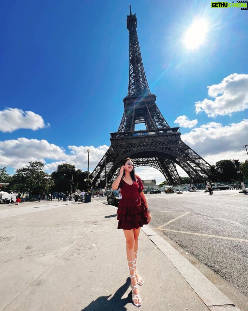 Riyasha Dahal Instagram - Meet me at the Eiffel Tower. ♥️ Thank u @sealinks.holidays 🙏🏻 Paris, France