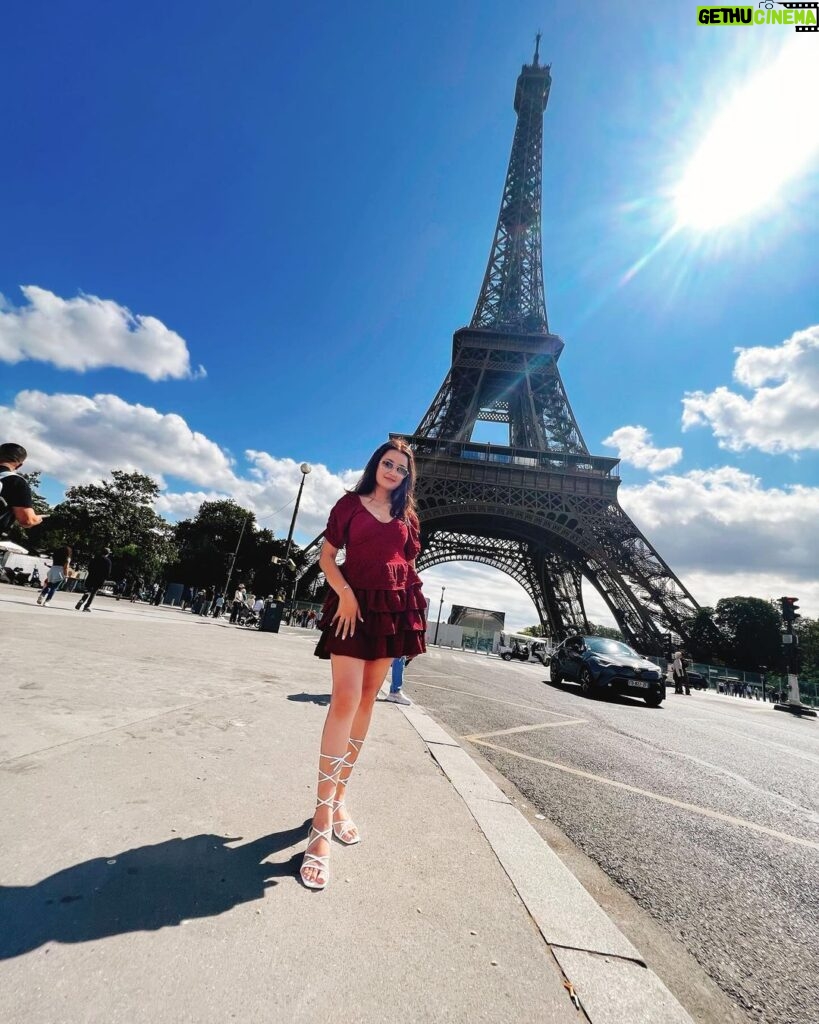 Riyasha Dahal Instagram - Meet me at the Eiffel Tower. ♥️ Thank u @sealinks.holidays 🙏🏻 Paris, France