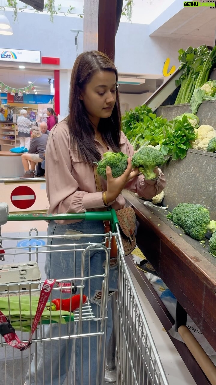 Riyasha Dahal Instagram - देशलाई सफा, स्वच्छ र प्लाष्टिक मुक्त बनाउने हामी सबैको जिम्मेवारी हो। म त फरक बन्ने प्रयास गर्दै छु। तपाईंहरु पनि बन्ने होइन त फरक? #BeatPlasticPollution #AbaFarakBanau