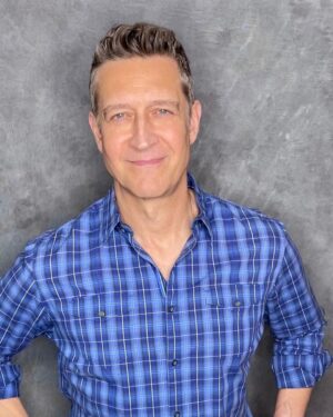 Robert Gant Instagram - When I read for a dad role (which is fairly common), I sometimes pull out the plaid. Happy Sunday, everyone. Wishing you a great week ahead. #ActorsLife #BestGayLife