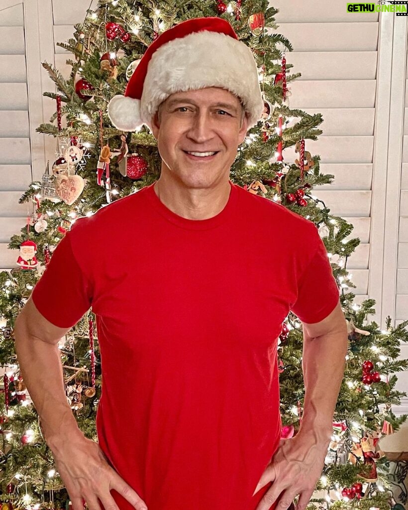 Robert Gant Instagram - Always glad when it’s Santa time again. Merry Christmas and Happy Holidays from Tampa to wherever you are. #TampaSanta #FloridaChristmas #MerryChristmas Tampa, Florida