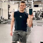 Robert Gant Instagram - Kicking off the weekend. Focusing on fitness feels good. And definitely takes making the time for it. We often think of it only in the present context, meaning how we look and feel now. But it’s as much about longevity and the ability to support living our best lives physically going forward. I started on a new nutrition plan as well (after going a little astray) which is, of course, the other big factor in the longevity equation. Once we get over the hump of making these factors consistent and integral parts of our lives, doing them really kicks in and (thankfully!) becomes much easier. Wishing you all a wonderful weekend! #Fitness #Nutrition #BestGayLife