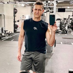 Robert Gant Instagram - Kicking off the weekend. Focusing on fitness feels good. And definitely takes making the time for it. We often think of it only in the present context, meaning how we look and feel now. But it’s as much about longevity and the ability to support living our best lives physically going forward. 

I started on a new nutrition plan as well (after going a little astray) which is, of course, the other big factor in the longevity equation. Once we get over the hump of making these factors consistent and integral parts of our lives, doing them really kicks in and (thankfully!) becomes much easier. Wishing you all a wonderful weekend! #Fitness #Nutrition #BestGayLife