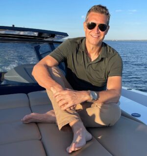 Robert Gant Instagram - Dinner on the boat off Provincetown. Hope everyone’s having a great holiday weekend. #Sunset #Grateful @bdstevens1 @alexcaps