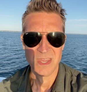 Robert Gant Instagram - Dinner on the boat off Provincetown. Hope everyone’s having a great holiday weekend. #Sunset #Grateful @bdstevens1 @alexcaps