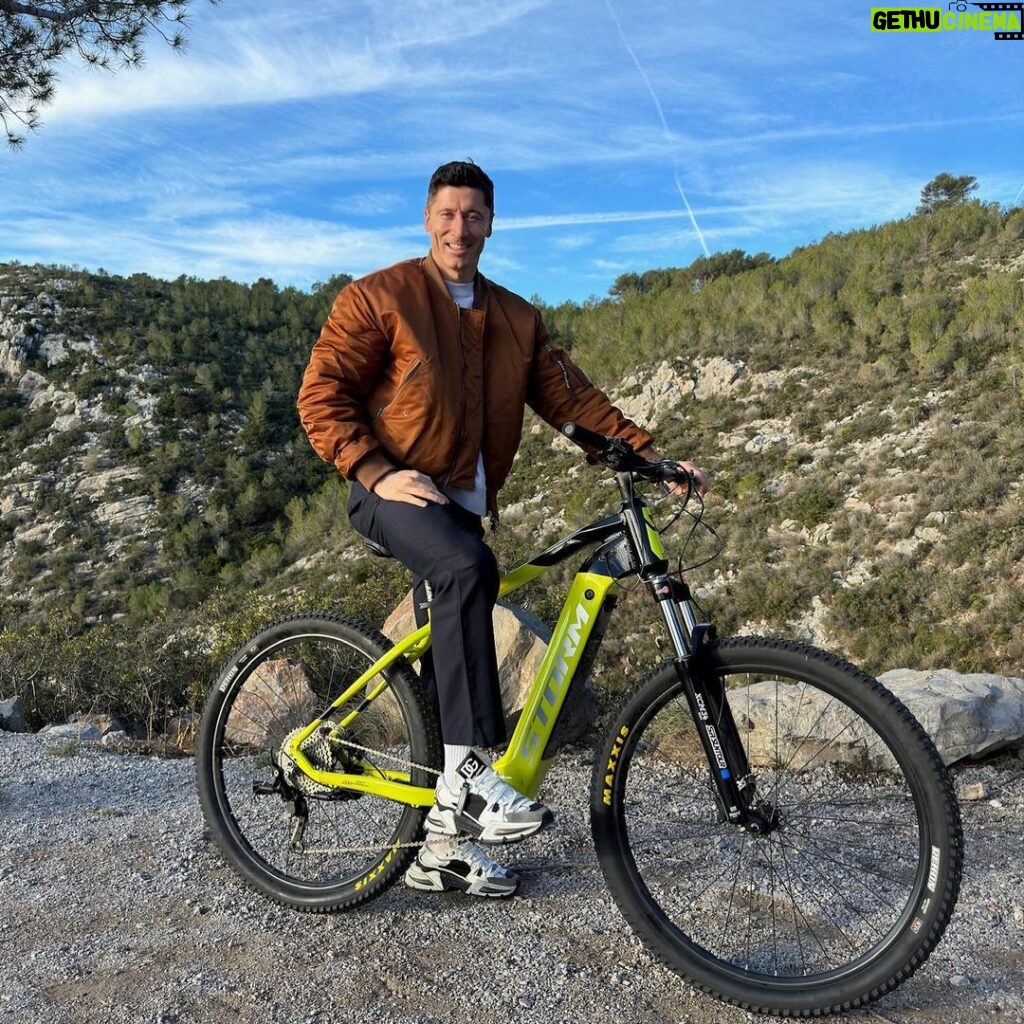 Robert Lewandowski Instagram - Adventure on two wheels! 🚴‍♂️☀️ Crisp air and the sun’s warmth—this is the essence of a perfect ride. Enjoy! @sm_stormbikes #paidpartnership