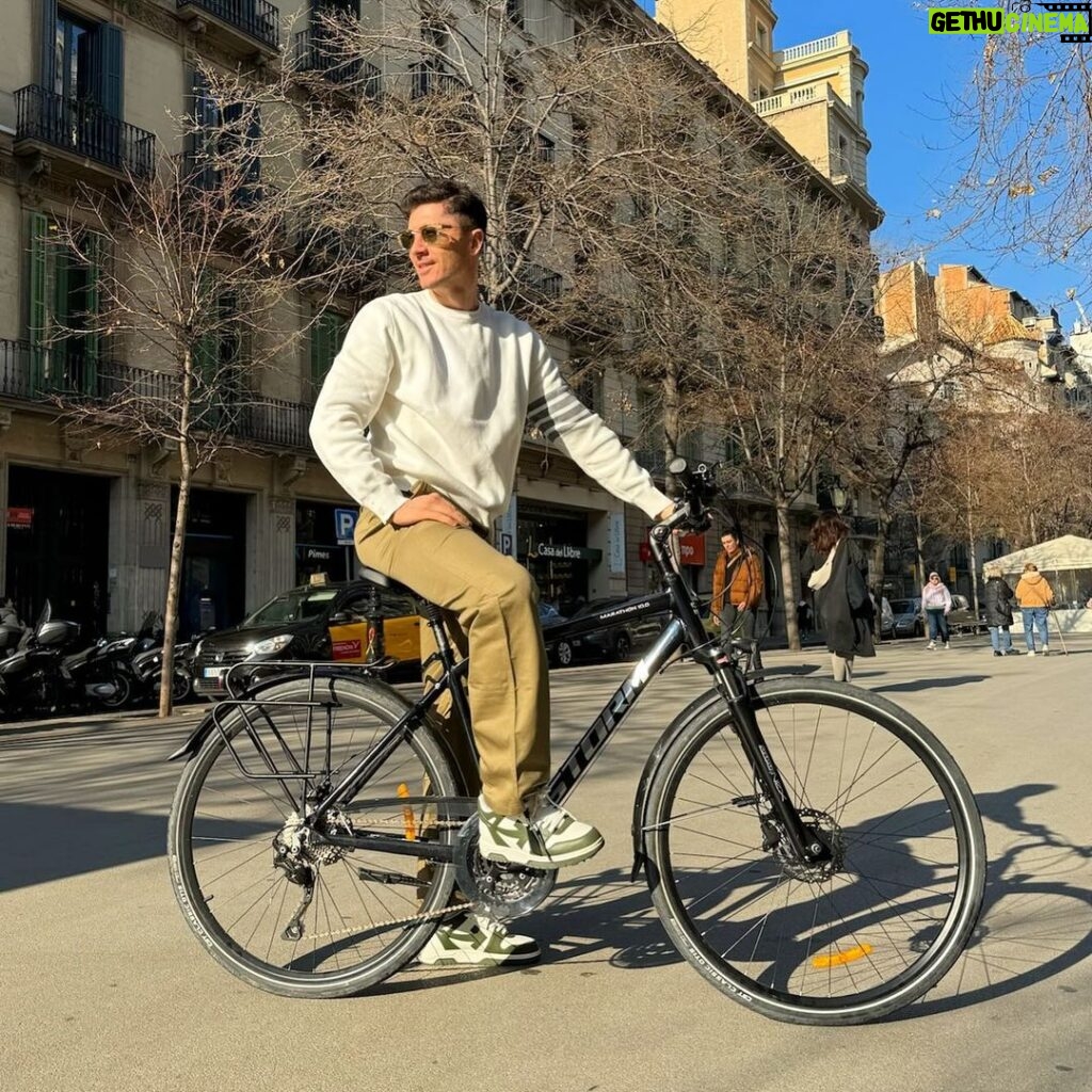 Robert Lewandowski Instagram - Embrace your day with a breath of fresh air! 🚴‍♀️✨ Enjoy the road, soak in the sunshine, and let the wind be your companion. @sm_stormbikes #stormalwaysahead #paidpartnership