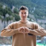 Robert Lewandowski Instagram – Dziś, 15 lutego obchodzimy Międzynarodowy Dzień Nowotworów Dziecięcych.
Każde z tych dzieci-wojowników jest niezwykłym bohaterem, z wielką siłą i determinacją. Dziś w szczególny sposób myślimy o nich – o ich odwadze, uśmiechu i marzeniach.
To bardzo ważne, abyśmy okazali wsparcie rodzinom dotkniętym tą trudną rzeczywistością i wspólnie podnieśli świadomość na temat potrzeb badań oraz leczenia dziecięcych nowotworów. 
Wczesna diagnoza ma ogromny wpływ na dopasowanie leczenia i jego rezultaty. 
Razem możemy zdziałać wiele! 🫶🏻 

#pokazserce
 #onkoimid

@instytut_matki_i_dziecka 
@onkoimid