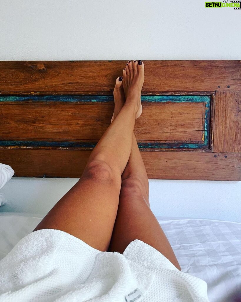 Roberta Giarrusso Instagram - In vacanza? No sto facendo asciugare lo smalto! 🤣