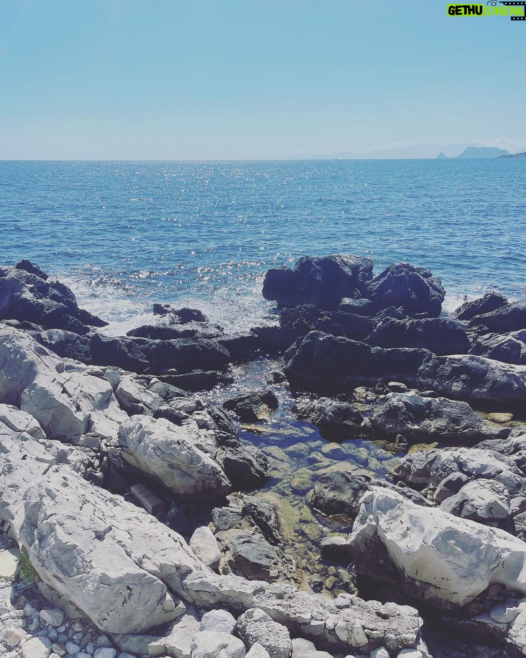 Roberta Giarrusso Instagram - NOI , scalzi sugli scogli